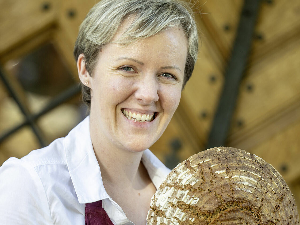 Christine Walter mit Leib Brot in der Hand