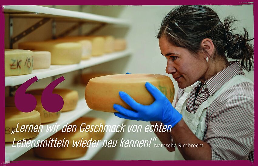 Natascha Rimbrecht prüft den Geruch ihres Käses