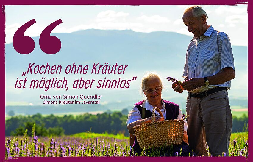 Oma und Opa von Simon im Kräuterfeld mit der Botschaft: Kochen ohne Kräuter ist möglich, aber sinnlos