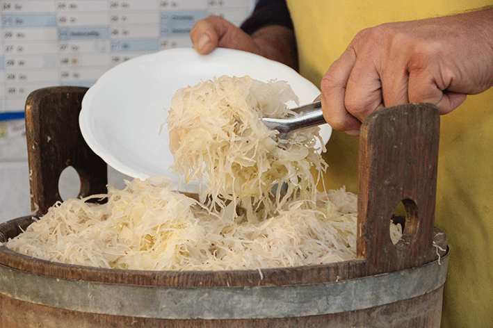 Darstellung Sauerkraut, die ideal Beilage zur Kärntner Selchwurst